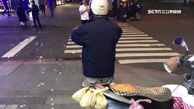 好無助…外送翁疑遭踹車蛋糕灑滿地
