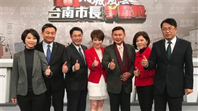 爭民進黨台南市長提名　6參選人辯論爭取代表民進黨參與下屆台南市長選舉的6名參選人陳亭妃（左起）、王定宇、黃偉哲、顏純左（右起）、葉宜津、李俊毅，6日下午在台北出席電視辯論會，辯論前與主持人一同比讚合影。（立委黃偉哲服務處提供）中央社記者楊思瑞台南傳真　107年1月6日