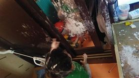 小兄妹,玩耍,安靜,無聲,面霜,母親,崩潰,爆廢公社　圖／翻攝自臉書爆廢公社