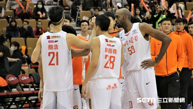 最後10秒致勝跳投　戴維斯率隊險勝