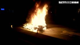 10萬元機車擦撞起火還爆炸　母到場也氣炸,台中,追撞,閃車,車禍,起火,燃燒,摔車（翻攝畫面）