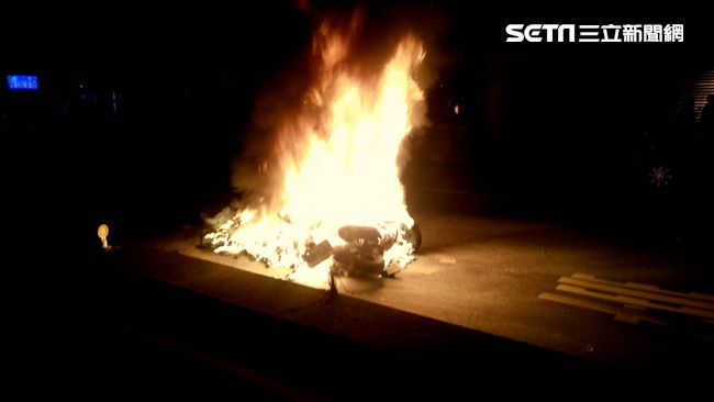 10萬元機車擦撞燒毀　 母到場氣炸