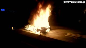 10萬元機車擦撞燒毀　 母到場氣炸