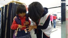 孩童在店內開心挑選新衣服。（圖／南投家扶中心提供）