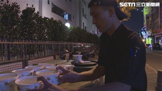 虧錢仍準備熱食　默默放變電箱送街友