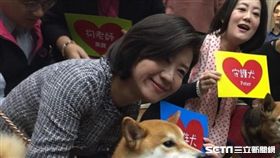 立委吳思瑤（右）及王育敏（左）連袂動督盟推動認養校犬貓行動（圖／國會辦公室提供）