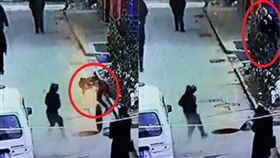 屁孩放鞭炮惡作劇丟進人孔蓋，結果被炸飛。（圖／翻攝Daily Mail）