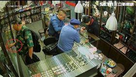 蒙古籍男子ENEBISH，去年8月及12月兩度入境，並帶2名幫手共組竊盜集團，專挑花蓮藝品店下手，前後偷走15萬元及28萬元的紅珊瑚項鍊，還在機場偷走1只高價名錶，ENEBISH第二次來台行竊後準備離境時遭活逮，訊後依加重竊盜罪移送法辦（翻攝畫面）