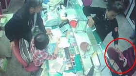 陳女坐在銀行櫃台前滑手機，一開始還不相信自己被騙，警員只好苦心勸說長達4小時。圖／翻攝畫面