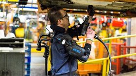 ord與EksoVest合作開發出外骨骼機械。（圖／Ford提供）