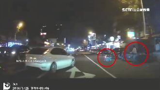影／驚險！2歲童騎車闖慢車道險遭撞