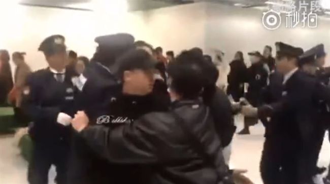 陸客不爽班機延誤　與警拉扯高唱國歌