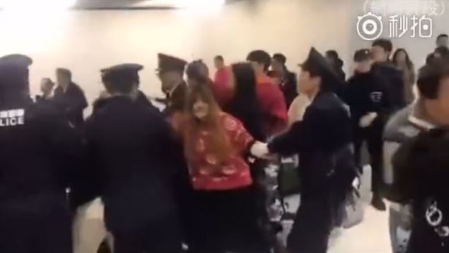 遊客唱國歌大鬧成田　官員批：不合適