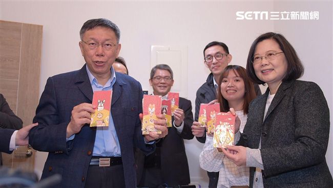 行動破嫌隙！蔡柯合體互贈發財金