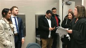 美國,結婚,女廁,婚禮,氣喘,完婚,法官（圖／翻攝自臉書Monmouth County Sheriff's Office）https://www.facebook.com/MonmouthCountySheriffsOffice/videos/1430776960382660/