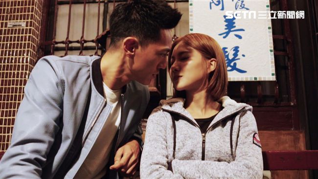 蔡黃汝變台妹！揪鍾承翰玩自行車之吻