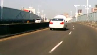 引擎蓋突掀開　駕駛驚險盲開1分鐘…