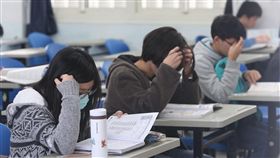 學測登場　考生溫書（2）
107學年度大學入學考試學科能力測驗26日登場，考生
在試場內溫書。
中央社記者徐肇昌攝　107年1月26日