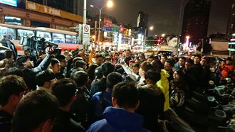 館長挨告警局做筆錄　粉絲塞爆現場