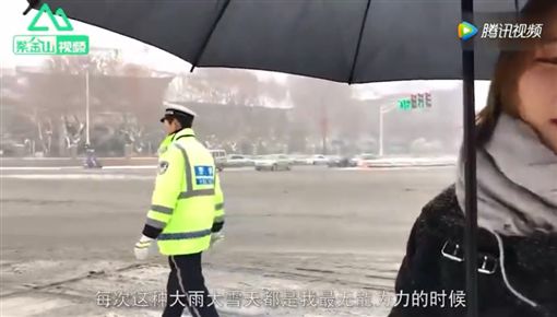 影／警察男友暴雪中值班　女友不捨伴身旁：能陪他就很開心圖／翻攝自騰訊https://v.qq.com/x/page/g0539vhh269.html