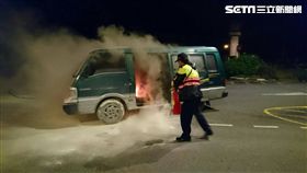 水桶、滅火器同步救援！機靈警撲滅火勢　車主衝出市場淚謝,花蓮 ,滅火
圖／翻攝畫面