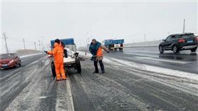 8.5公噸融雪工業鹽被偷…阿嬤抱回家「想醃鹹菜！」
（圖／翻攝自《澎湃新聞》）