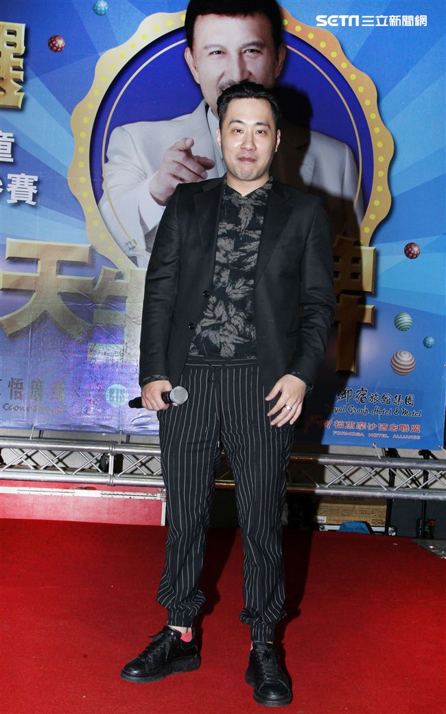 余祥銓主持華視綜藝「天生王牌」歌唱海選活動。（記者邱榮吉/攝影）