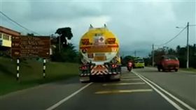 不滿鳴笛警示　男子跳車墜地右腳碾碎（圖／翻攝自YouTube CP Network）
https://www.youtube.com/watch?v=yFdylkjHmxA