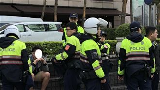 進不去遊戲VIP區　男電玩展揮刀