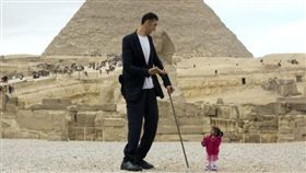 最高男,最矮女,金氏世界紀錄,Sultan Kosen,Jyoti Amge,金字塔,埃及　圖／翻攝自推特　https://goo.gl/JsRkLR