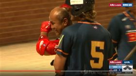 ▲張泰山在澳洲職棒最後一戰擊出滿貫轟落淚。（圖／截自網路）