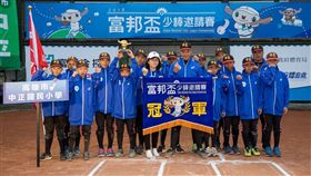 2018富邦盃少棒邀請賽由高市中正奪下冠軍殊榮，由富邦金控資深副總陳昭如頒發象徵「榮耀」的冠軍錦旗。（圖／大漢提供）