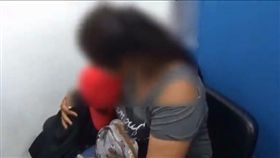 泰國一名男子酒後起了色心，試圖硬上5歲外孫女，導致外孫女的下體紅腫發炎，所幸男子的女兒及時阻止，才沒讓男子得逞。目前該男子已被警察逮捕，而該案件也進入司法程序調查中。（圖／翻攝自《khaosod》）