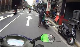 「指揮哥」袁立誠幫沒油的騎士加油／重機車友▕ 各區路況、天氣回報中心臉書