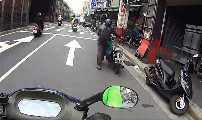 影／路邊見騎士牽車　暖男霸氣送上油