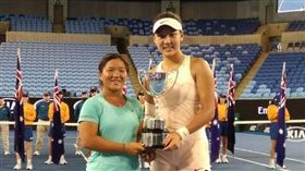 ▲梁恩碩（左）昨日拿下澳網青少女雙冠軍。（圖／詹謹瑋提供）