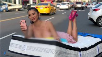 高雄封街拍懸日　性感美女趴床更吸睛