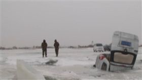 大陸,窟窿,凱湖,黑龍江,俄羅斯,邊境,漂移,湖面,遊客,巡邏,員警,遇險　圖／翻攝自中新網　https://goo.gl/hPSgFk