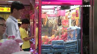 業者插竹筷、藏彈珠　注意黑心娃娃機