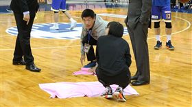 ▲桃園巨蛋漏水。（圖／取自SBL粉絲團）