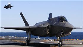 F-35B前進部署  明年進駐亞太中東美軍陸戰隊2018年將分派F-35B，投入兩個陸戰隊遠征支隊的巡行。圖為F-35B降落在兩棲攻擊艦黃蜂號上。（摘自美軍陸戰隊官網）中央社記者曹宇帆洛杉磯傳真  106年12月31日
