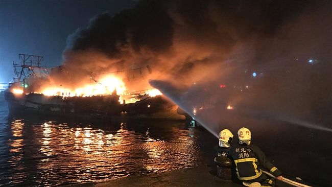 野柳漁港2船大火　消防海巡合力灌救