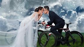 藝人賈永婕和德杰建設少東王兆杰重拍婚紗照。(翻攝自臉書)