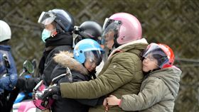 寒流將過　即將回溫（1）中央氣象局觀測，13日清晨嘉義出現攝氏4.7度，再度刷新入冬以來新低溫，中央氣象局預報員林柏東表示，白天冷空氣減弱，14日全台高溫都有機會達20度以上。中央社記者孫仲達攝　107年1月13日