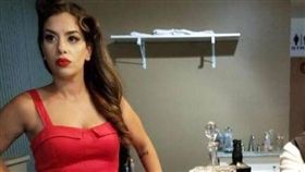 女模遭斬首！屍塊塞滿2行李箱裝進棄置BMW　嫌犯樹林中尖叫（圖／Sara Zghoul臉書）