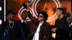 火星人布魯諾奪葛萊美獎最佳年度歌曲／Bruno Mars臉書