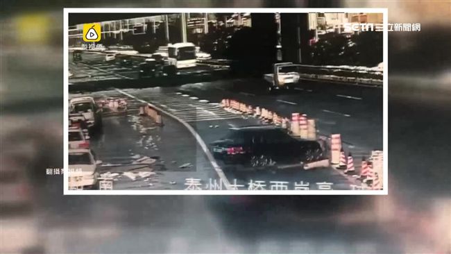 路面結冰煞不住　轎車甩尾直撞警局