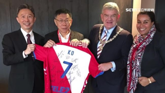 柯P訪荷蘭受禮遇　當VVIP看球賽