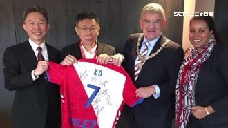 柯P訪荷蘭受禮遇　當VVIP看球賽