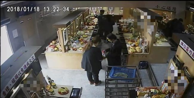 無業男竊拜飯間祭品　狂言：不怕衰